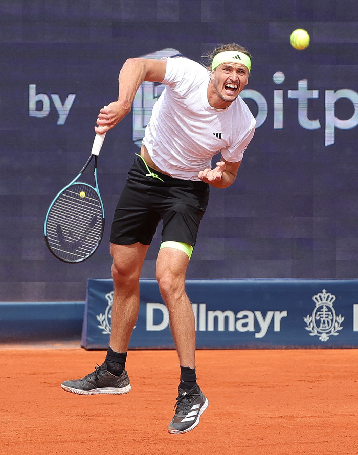 乐鱼体育网站入口-包含世界网球队逆转日本网球队，兹维列夫关键制胜的词条